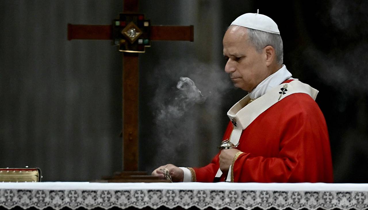 Al papa León XIV le extirparon un tumor canceroso del pulmón, según el Vaticano