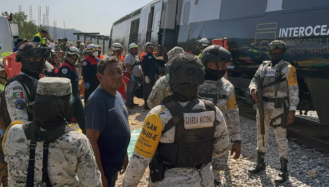 Al menos 13 muertos y 98 heridos por descarrilamiento de un tren en México