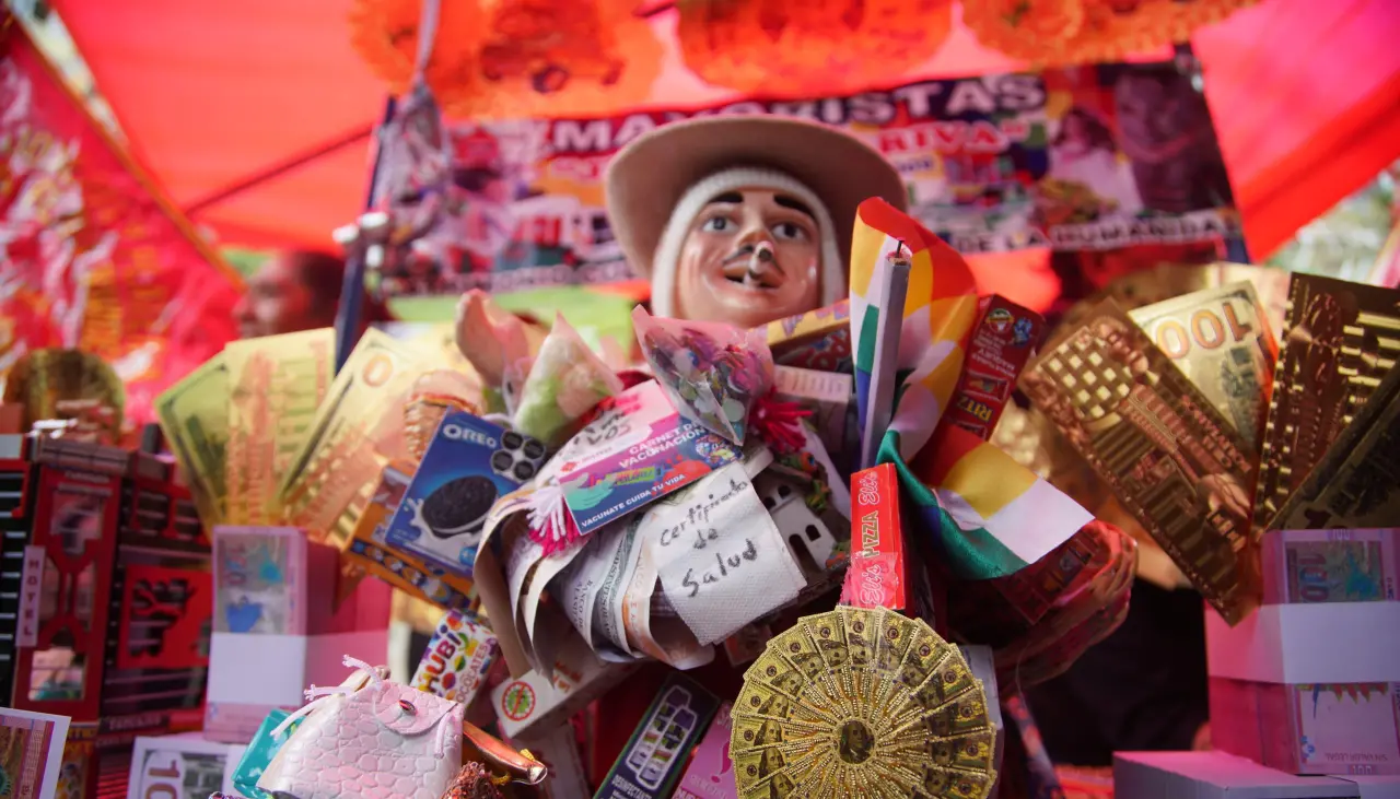 Tres avenidas del centro y las plazas de La Paz se cierran al mediodía de este sábado para recibir la Alasita 