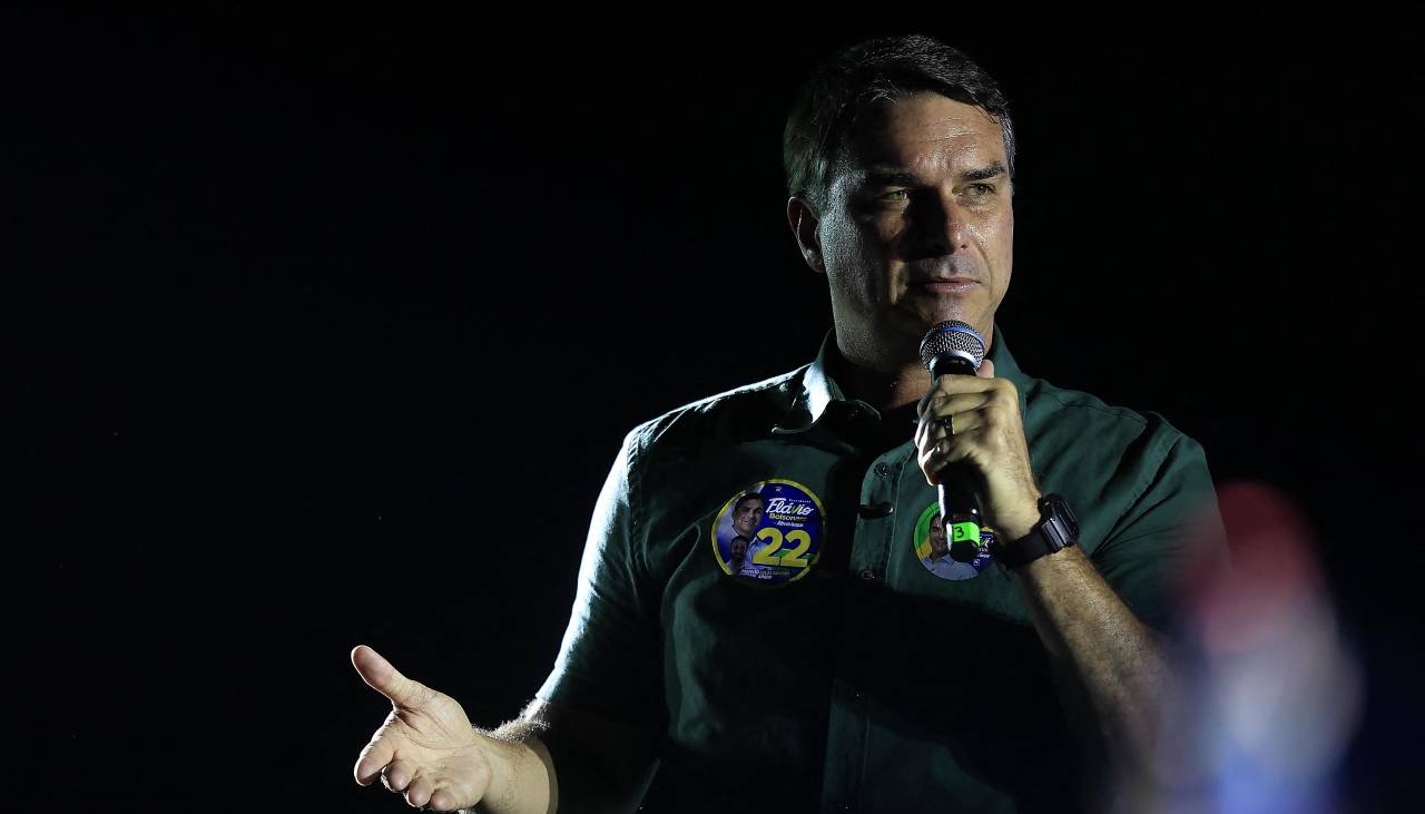 Brasil cancela los pasaportes de Flávio Bolsonaro en medio de interrogantes sobre su paradero