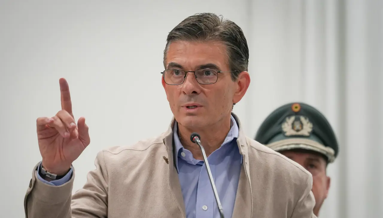 Decreto que permite a Rodrigo Paz gobernar desde el exterior divide opiniones