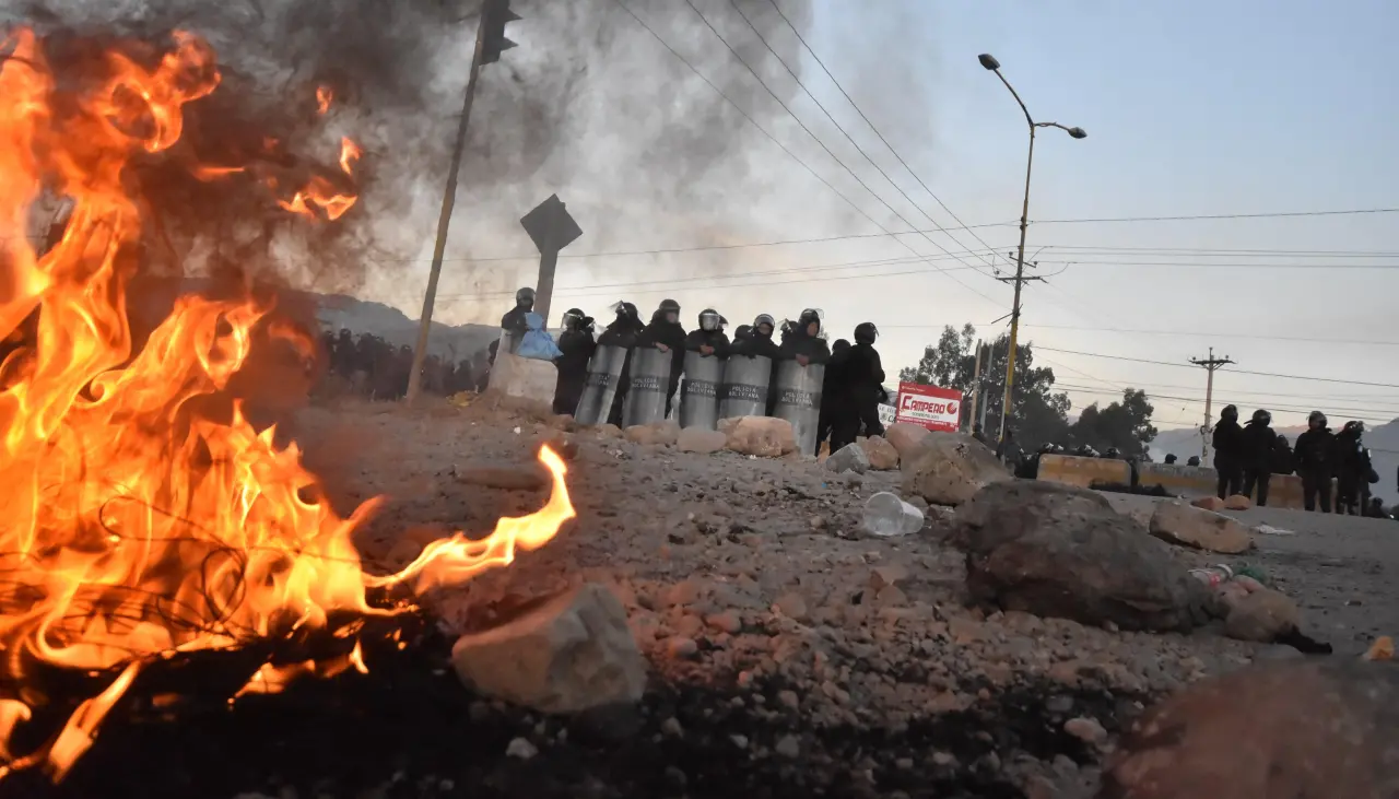 Bloqueos evistas: Gobierno reporta 13 policías heridos y señala que una uniformada fue “secuestrada” y luego rescatada 