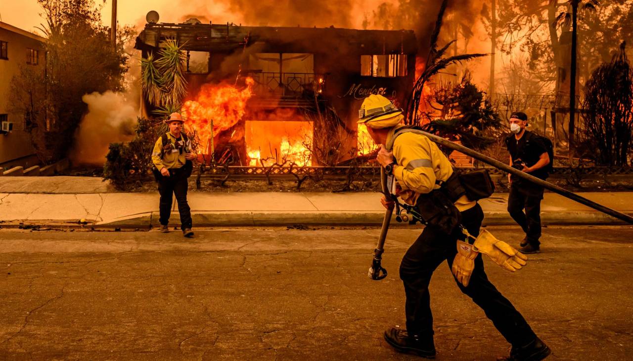 Sube a cinco el número de muertos en uno de los incendios que azotan a Los Ángeles