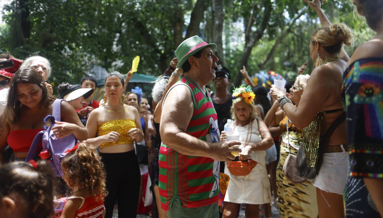 Brasil se resiste a despedir el Carnaval con decenas de desfiles por sus calles