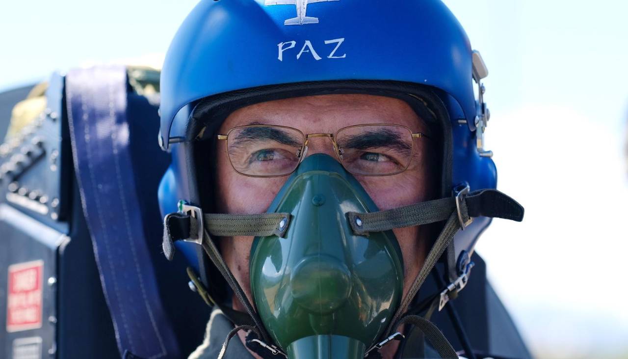 Rodrigo Paz se viste de piloto y sobrevuela Tarija en un K8: “Nada es comparable con ver la patria desde los cielos”