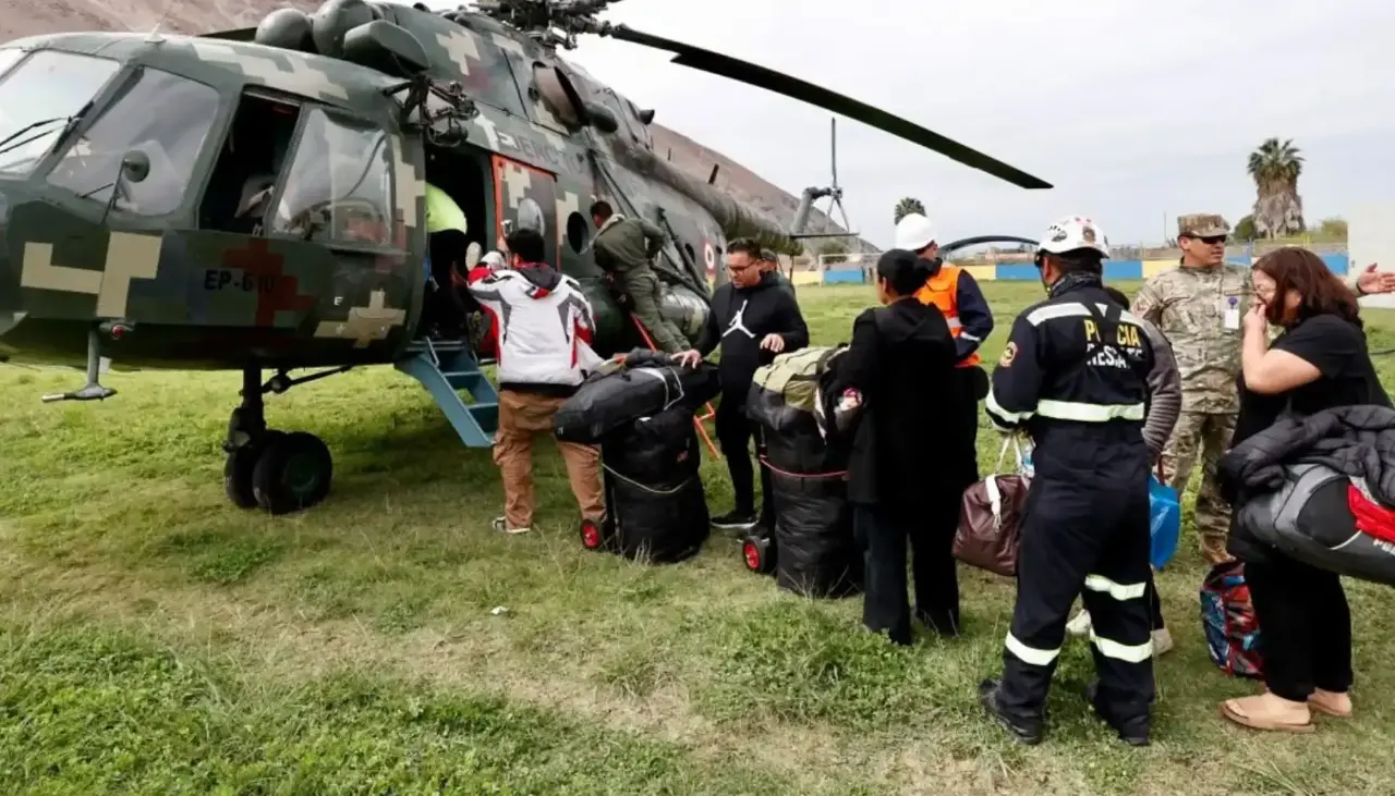 Evacúan a más de 300 personas varadas en carretera de Perú tras aluvión por una dana