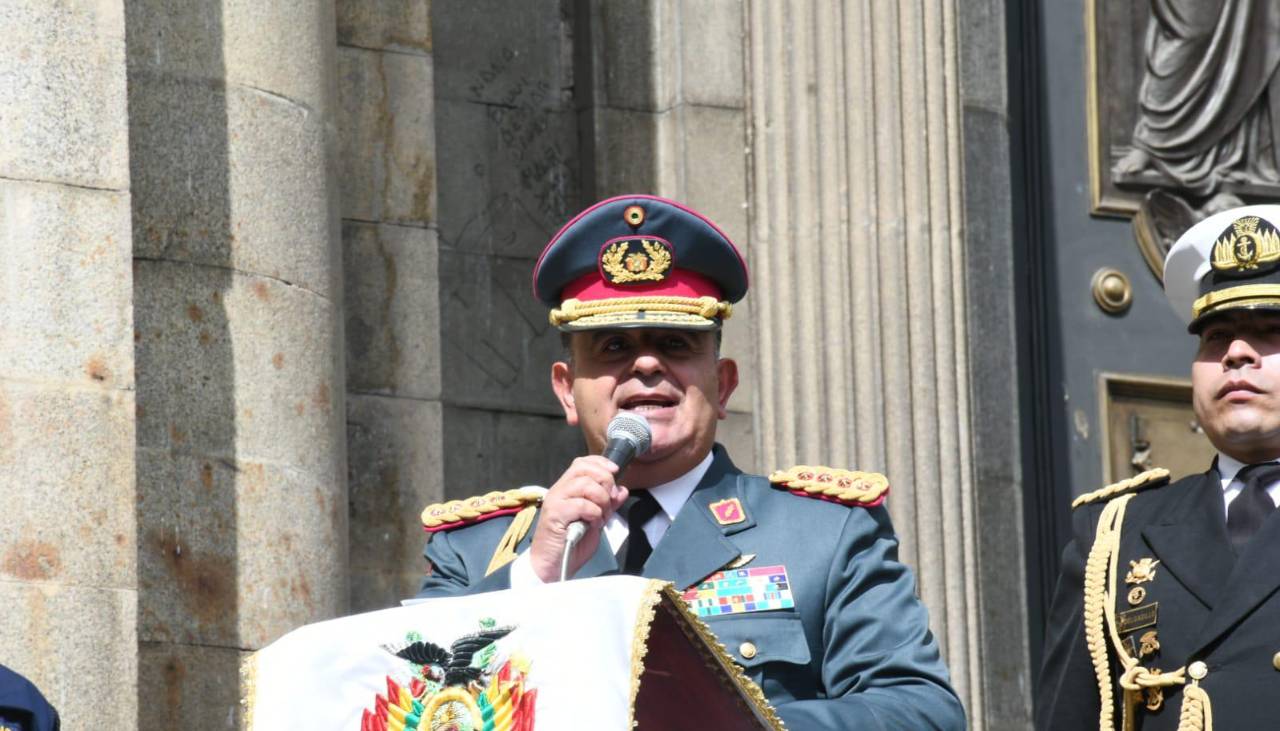 “Las FFAA están listas para defender al pueblo”, afirma su comandante tras las amenazas de Evo