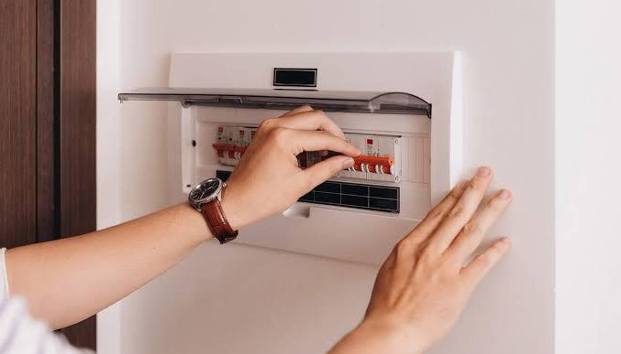 CRE dice que espera escala tarifaria del Gobierno para emitir avisos de cobranzas de electricidad en Santa Cruz