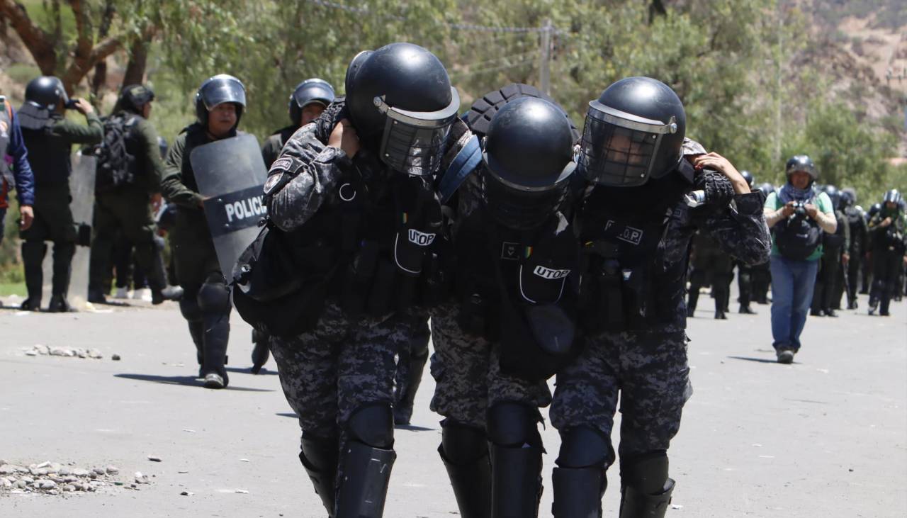 Gobierno reporta 21 policías heridos en desbloqueo en Cochabamba y advierte con sanciones por agresiones