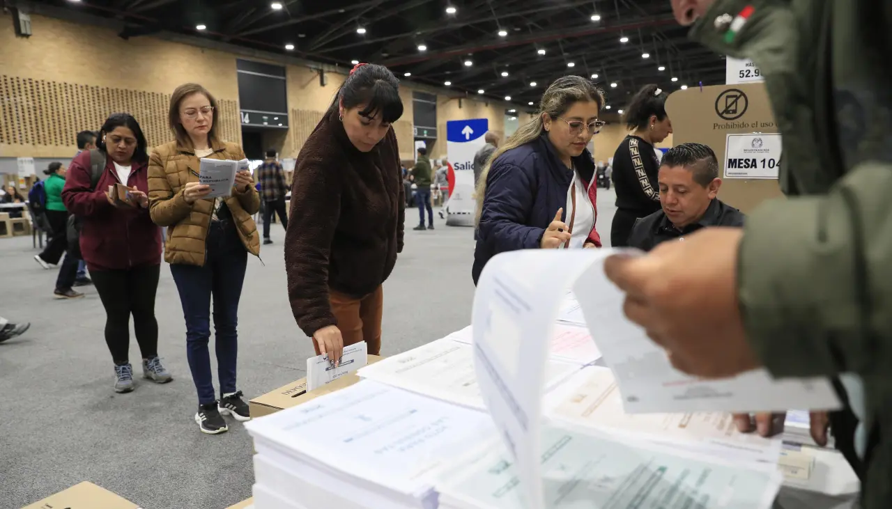 Los colombianos van a la segunda vuelta presidencial más divididos que nunca