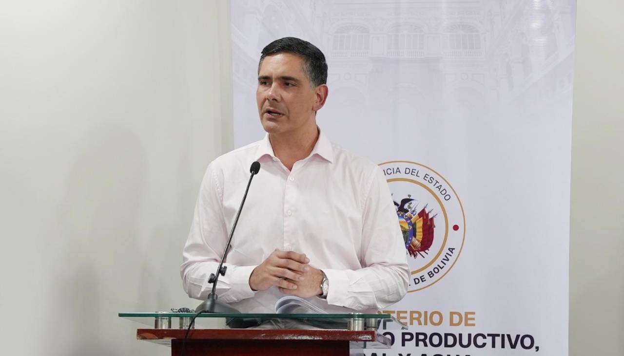 El problema es tener dos precios distintos de diésel, señala el ministro Justiniano, quien sugiere diálogo “de cara al pueblo”