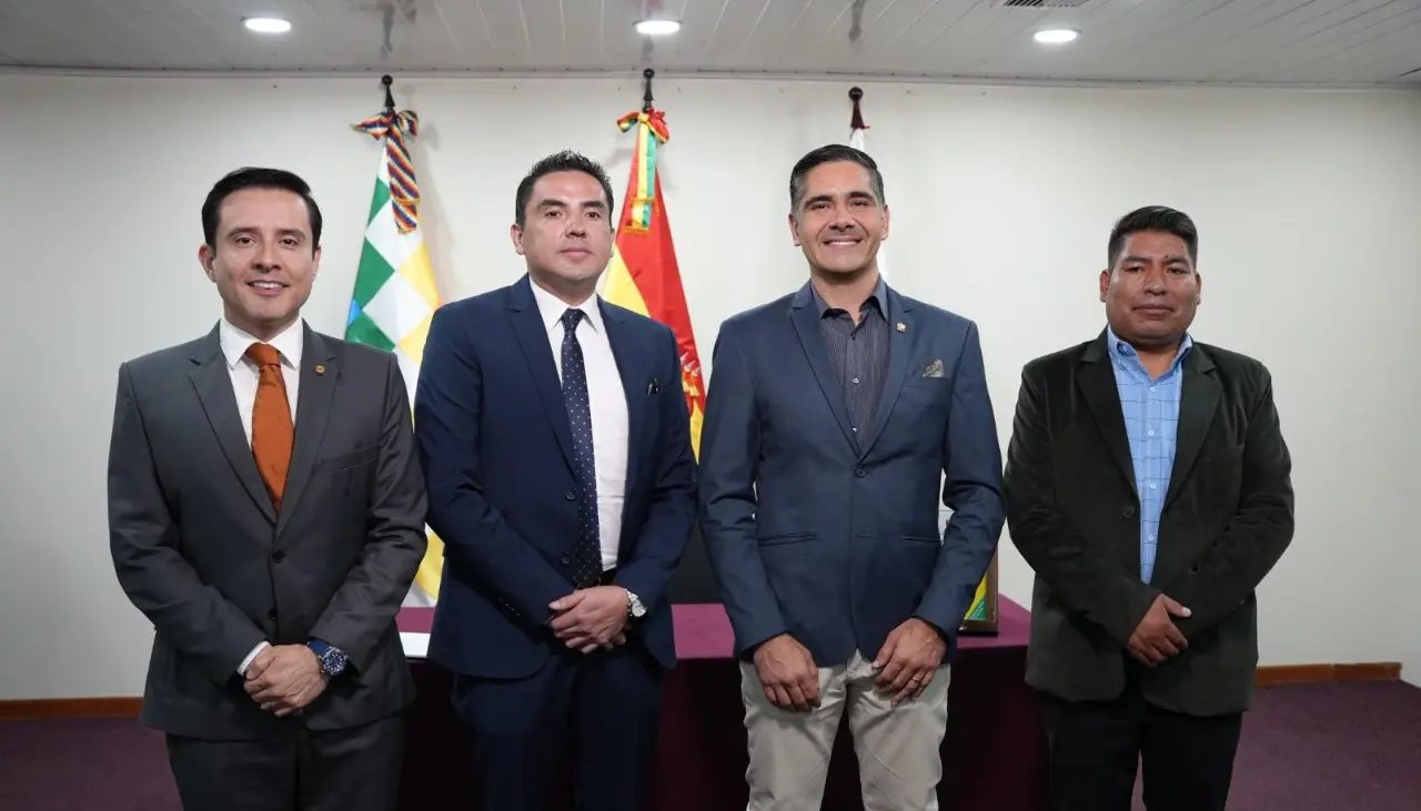 Desarrollo Productivo posesiona a tres viceministros, entre ellos una exautoridad que vuelve al Ejecutivo