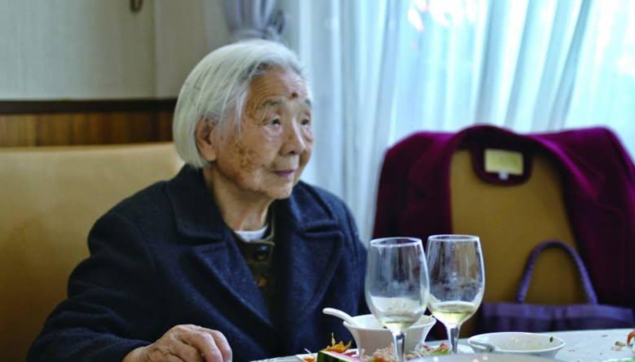Mujer de 101 años sorprende por su estilo de vida: mira tv hasta la madrugada y duerme hasta las 10 de la mañana