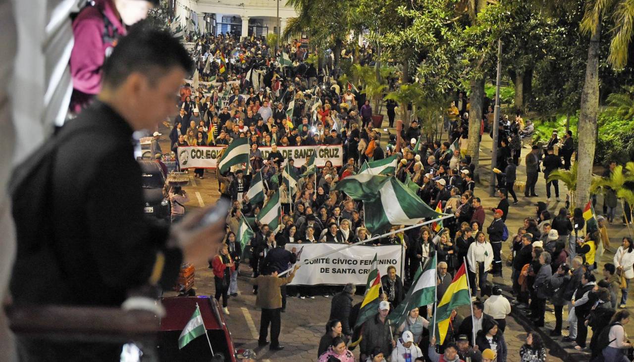 Marchan en Santa Cruz, Cochabamba y Beni exigiendo respeto a la democracia y que se pacifique el país