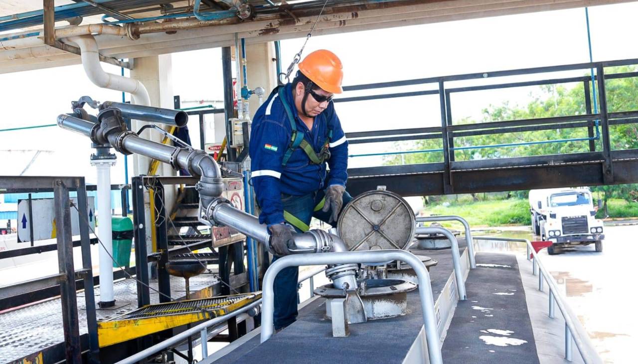 Gobierno aprueba decreto que permite a YPFB realizar contrataciones directas para comprar hidrocarburos en el mercado Spot