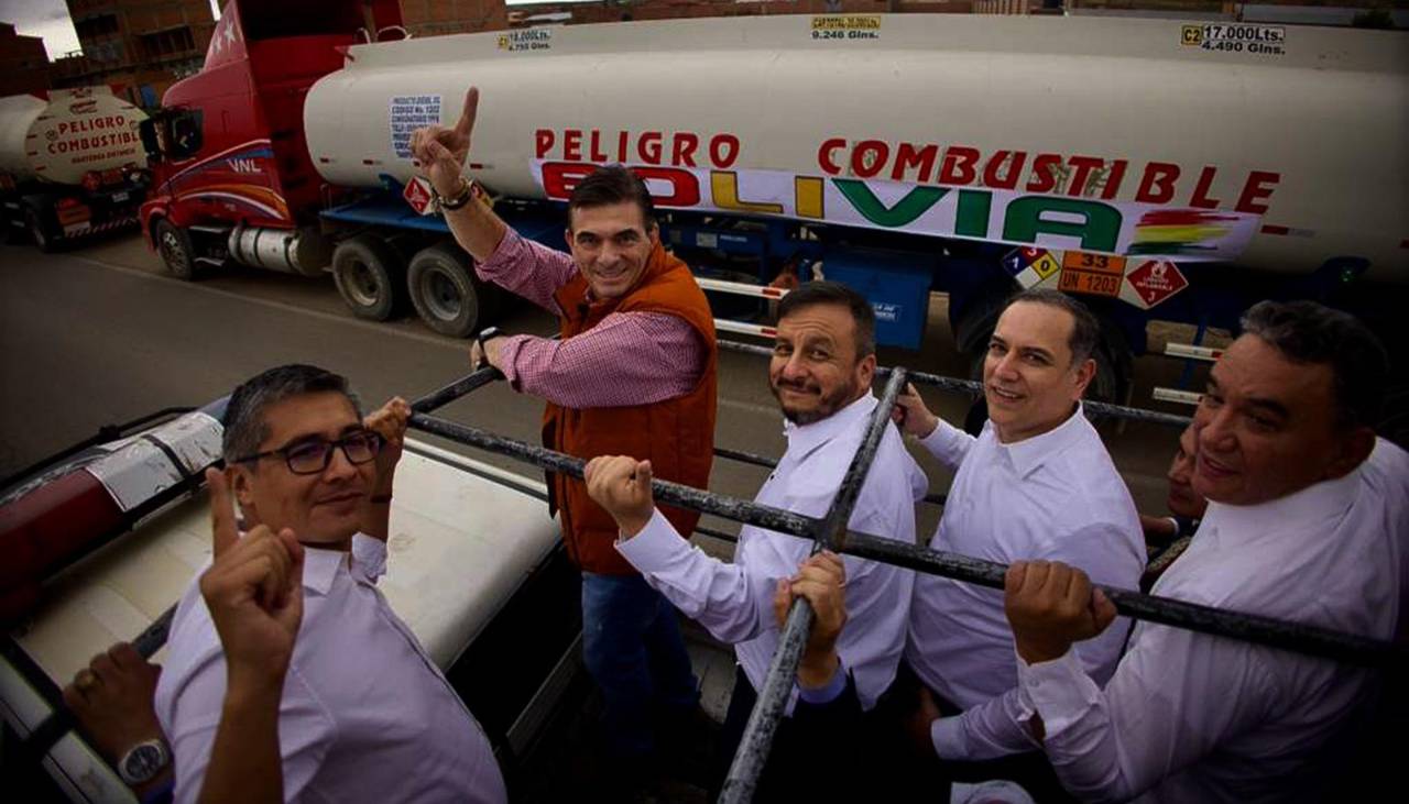“Nos hemos comprometido”: Paz lidera convoy de cisternas que llegan a la ciudad de El Alto