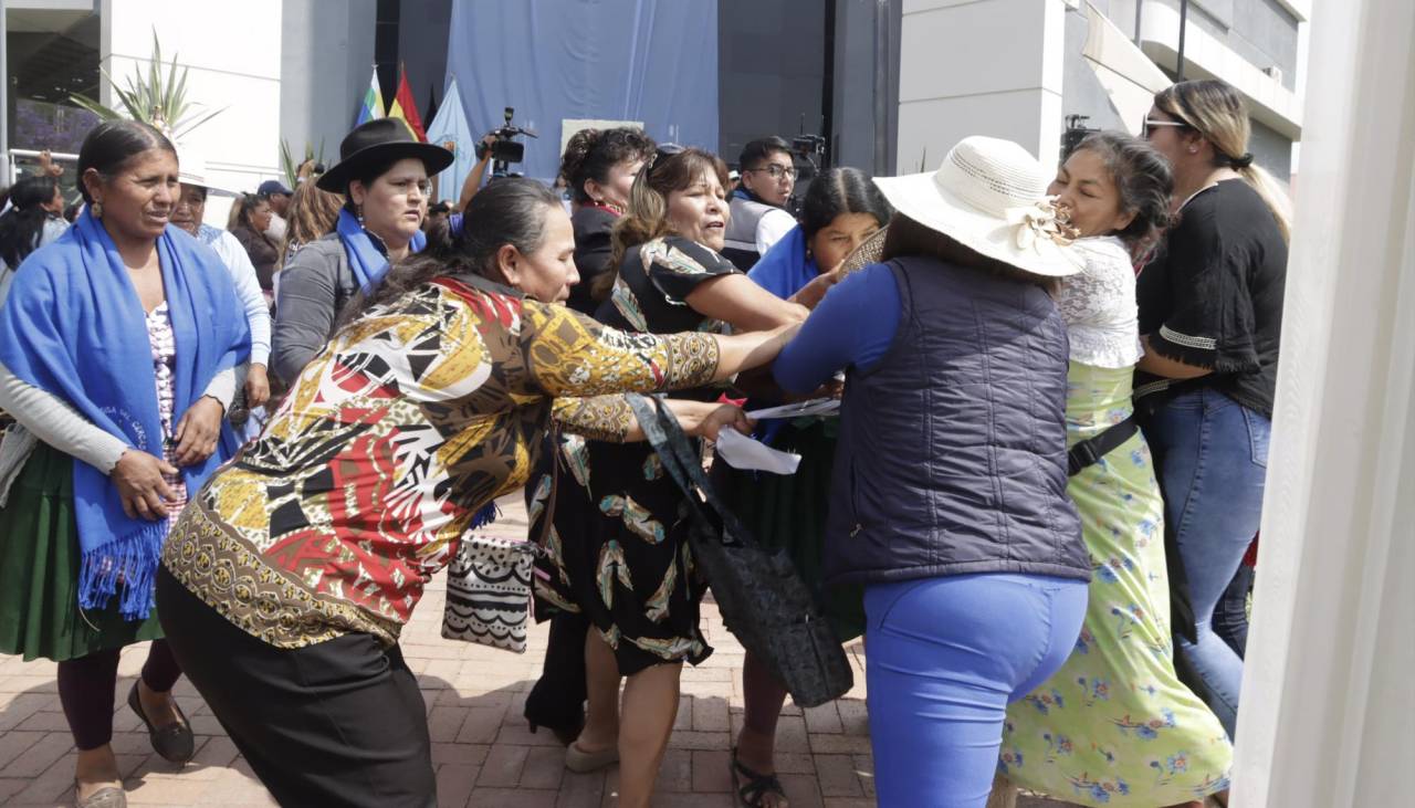 Video: Peleas en sesión de honor en Cochabamba; un grupo de mujeres protestó por el reconocimiento otorgado a Evo 