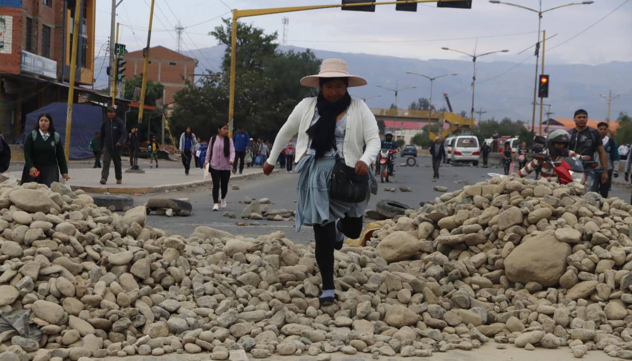 “Estamos sufriendo en la carretera”, transportistas afectados por bloqueos instalan olla común