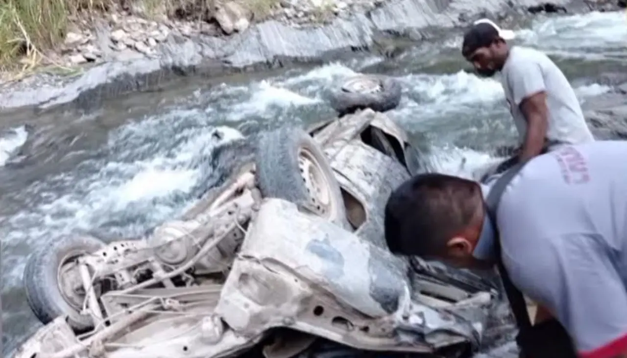 Dos cochabambinos que iban a comprar un auto a los Yungas mueren en un embarrancamiento