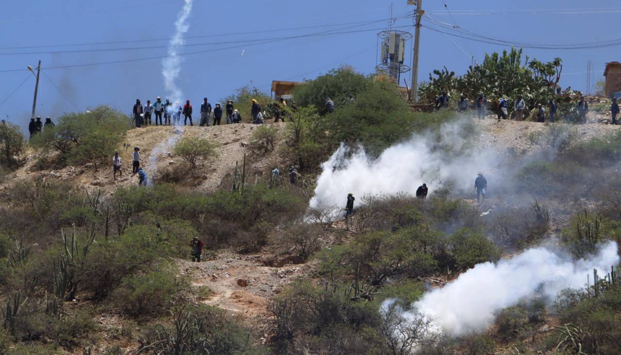 Puente Parotani: Desde los cerros, bloqueadores lanzan explosivos y piedras a la Policía 