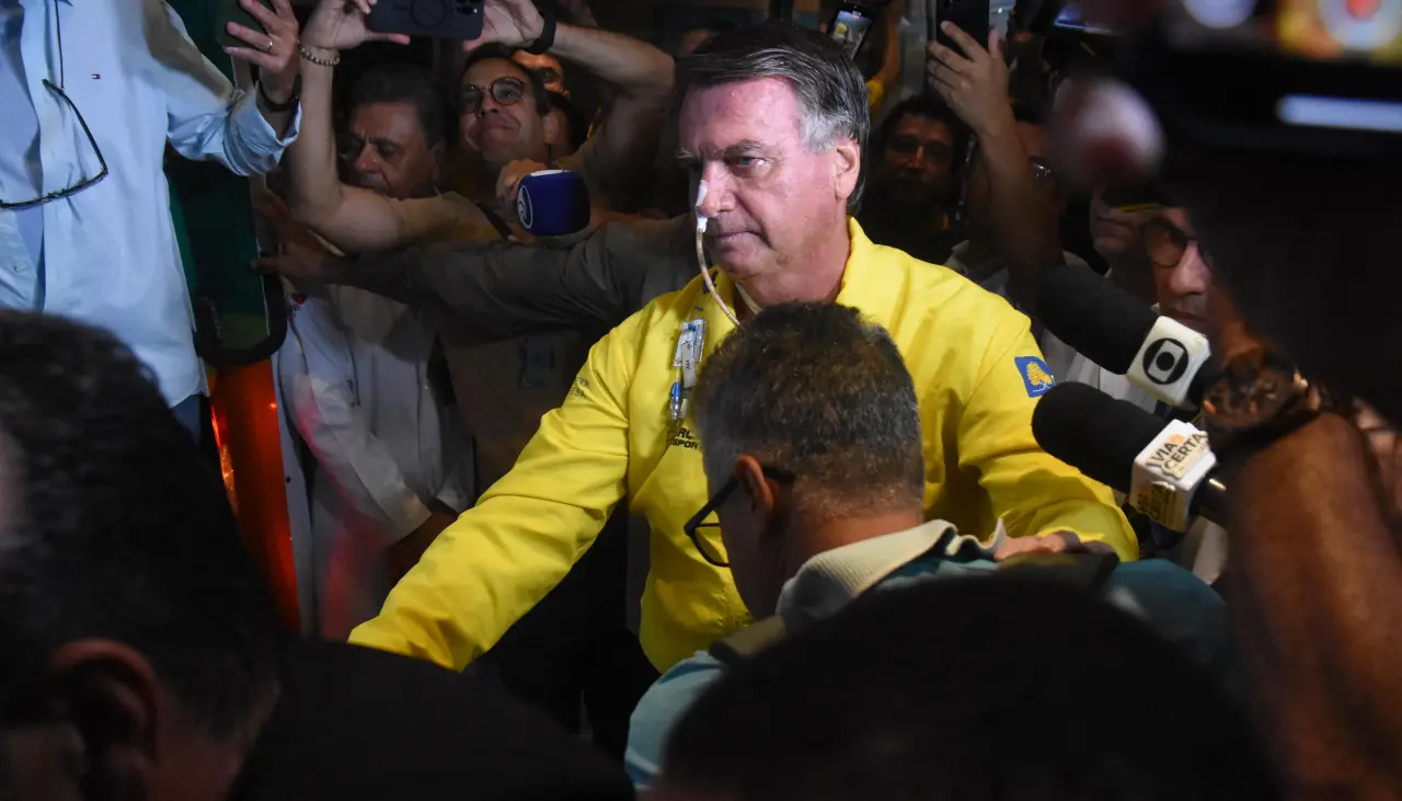Bolsonaro anuncia que recibirá el alta este domingo tras tres semanas ingresado