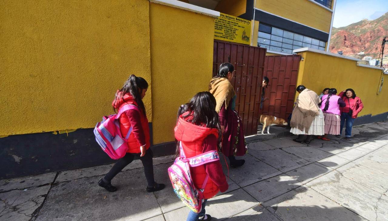 “Pedimos que entren en conciencia”: Padres de familia rechazan pasaje de Bs 3 para escolares en La Paz