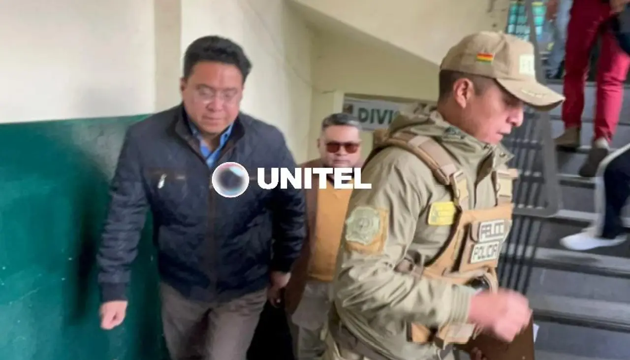 Exministro Siles llega a la Felcc para declarar por el caso consorcio tras anuncio de orden de aprehensión