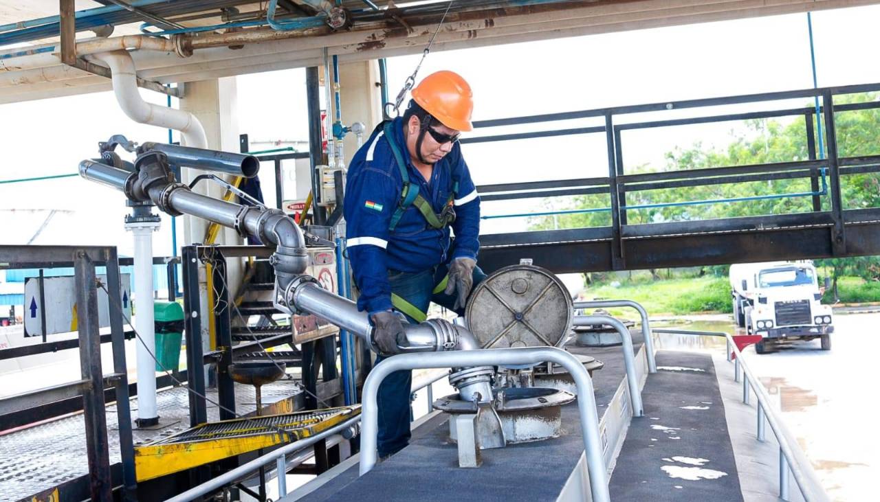 Justicia concede tutela para que YPFB y el Gobierno garanticen gasolina de calidad y reparen daños provocados, según senador