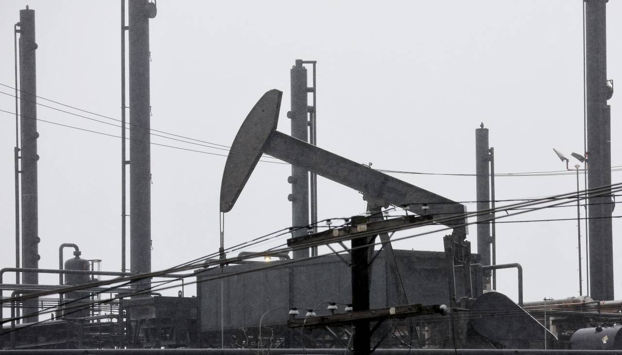 Petróleo brent cierra por debajo de los $us 100 tras declaración de Trump sobre guerra en Irán