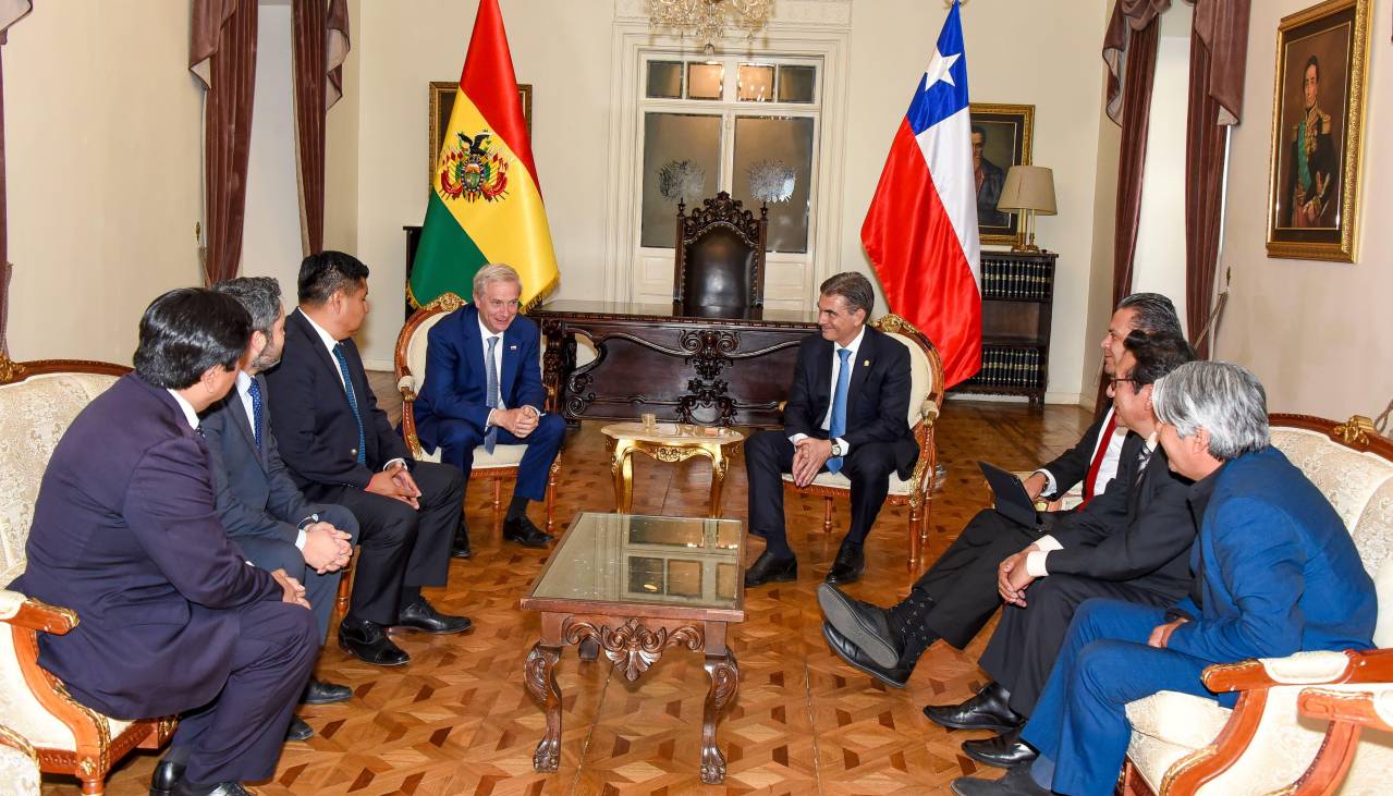 Paz dice que en reunión con Kast se abordó el tema de la madera boliviana retenida en Chile