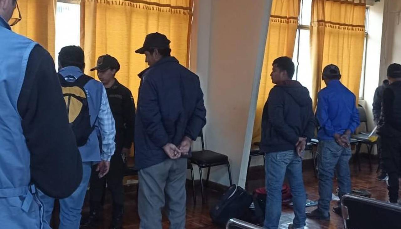 ¿De quién es el dinero? Los 26 aprehendidos en la protesta evista pasaron la noche en celdas y son sindicados de seis delitos