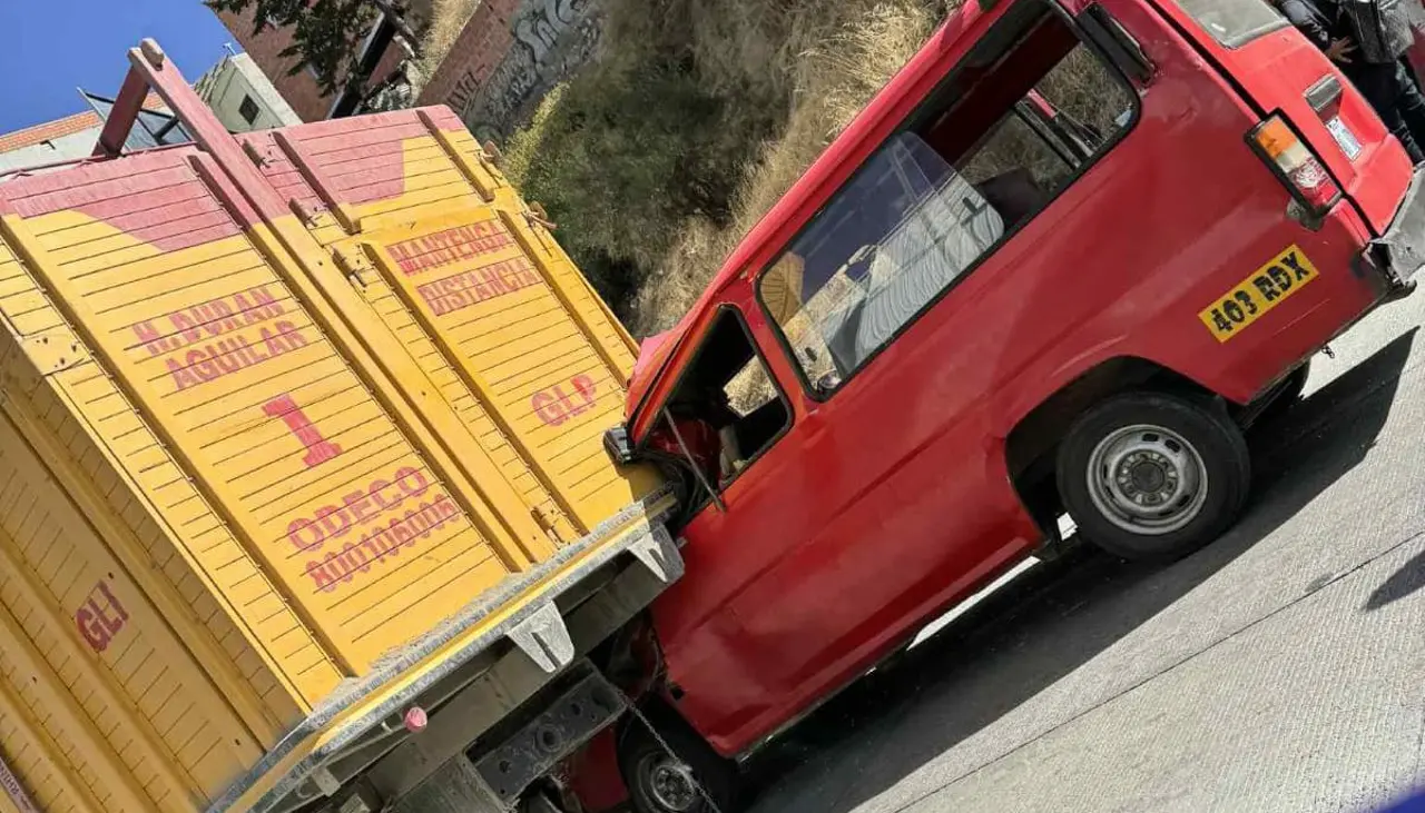 Un muerto y seis heridos deja el choque de un minibús contra un camión de gas en la autopista La Paz - El Alto