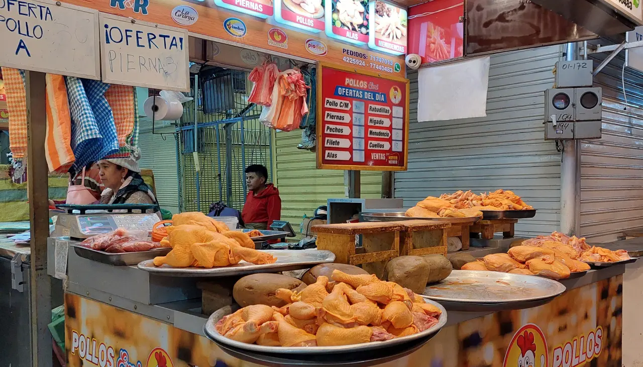 La semana arranca con el kilo de pollo a Bs 31,50 en Cochabamba y a Bs 25,50 en La Paz donde la oferta es escasa