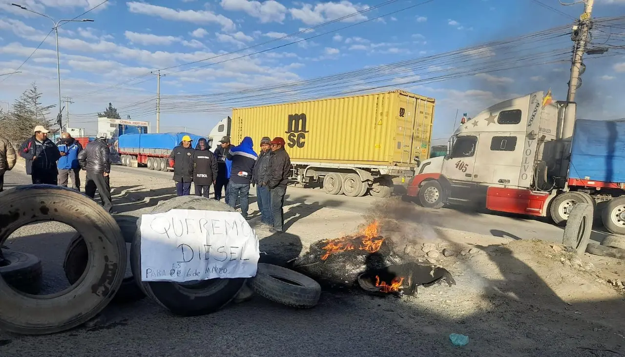 Choferes bloquean avenida troncal de El Alto para exigir diésel en un surtidor en el que forman filas hace siete días 