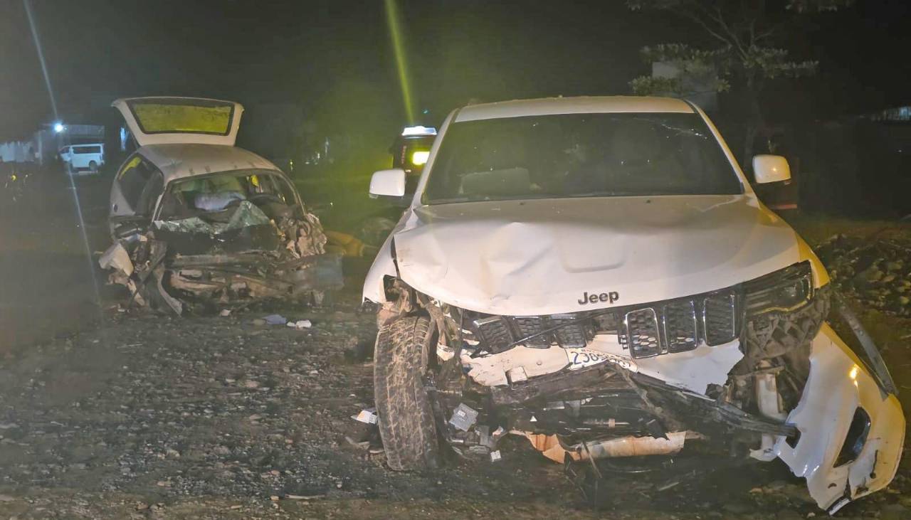Choque frontal entre dos vehículos deja dos fallecidos y una menor herida; uno de los conductores huyó