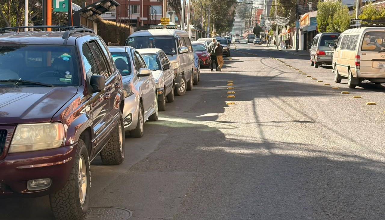 Pese a que no se registraron bloqueos en la planta de Senkata, crecen las filas en los surtidores de La Paz y El Alto