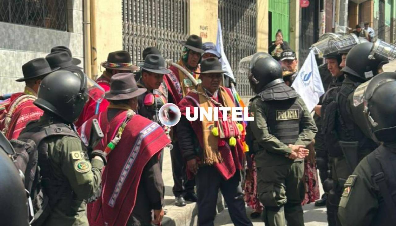 Marcha de Ponchos Rojos se repliega; la Policía dispuso que ninguno de los bandos enfrentados ingrese sede sindical