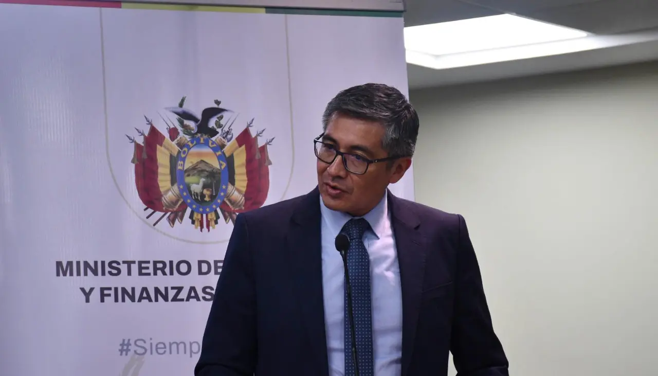 “No hay cálculos políticos, hay una gestión económica”, señala ministro de Economía