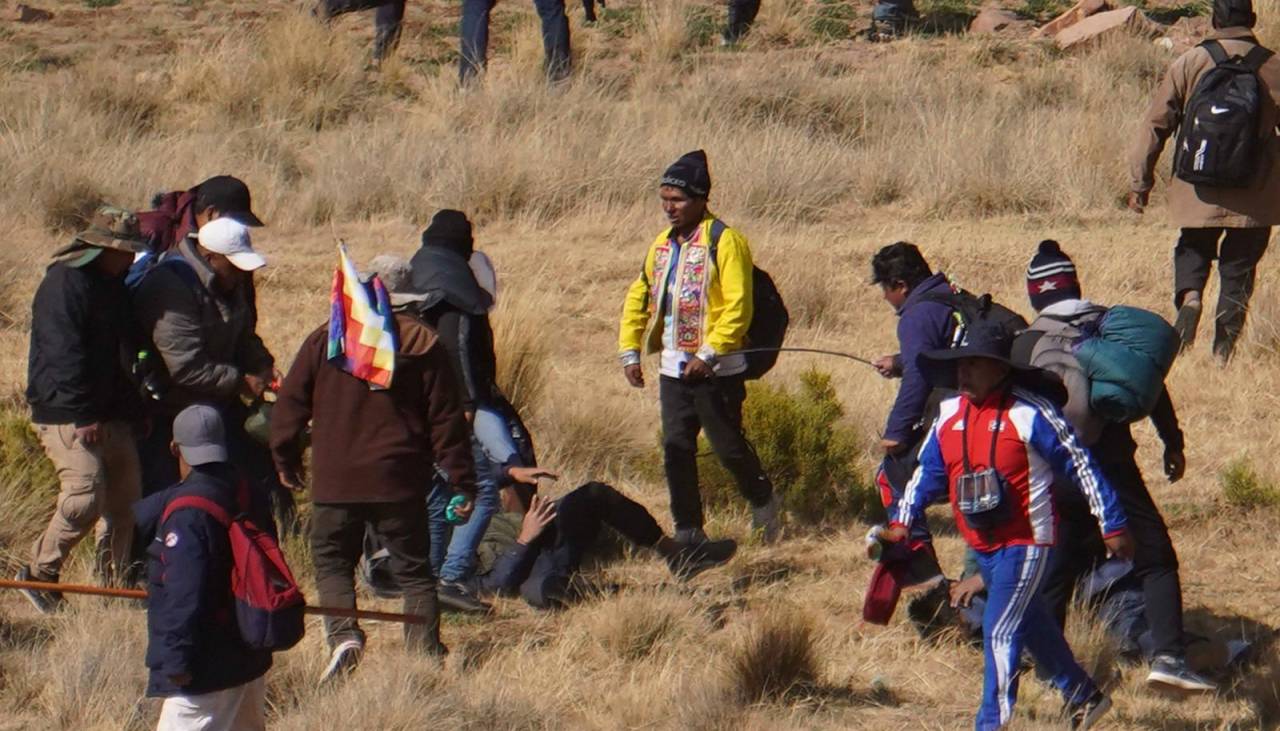 Defensor del Pueblo denuncia agresiones a asambleístas, periodistas y destrozo a vehículos en enfrentamiento en Vila Vila 