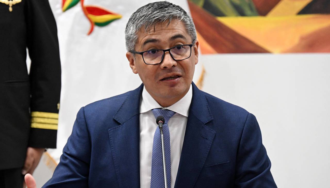 Espinoza reconoce que en minuta de compra de auto figura Bs 50.000, pero él ratifica que pagó Bs 350.000 y culpa a tramitadora