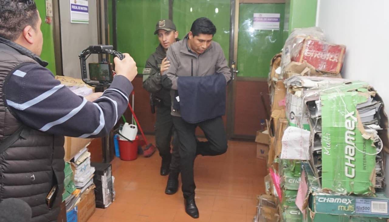 Pasó la noche en celdas a la espera de la cautelar: Flores dice que tiene los descargos para demostrar su inocencia 