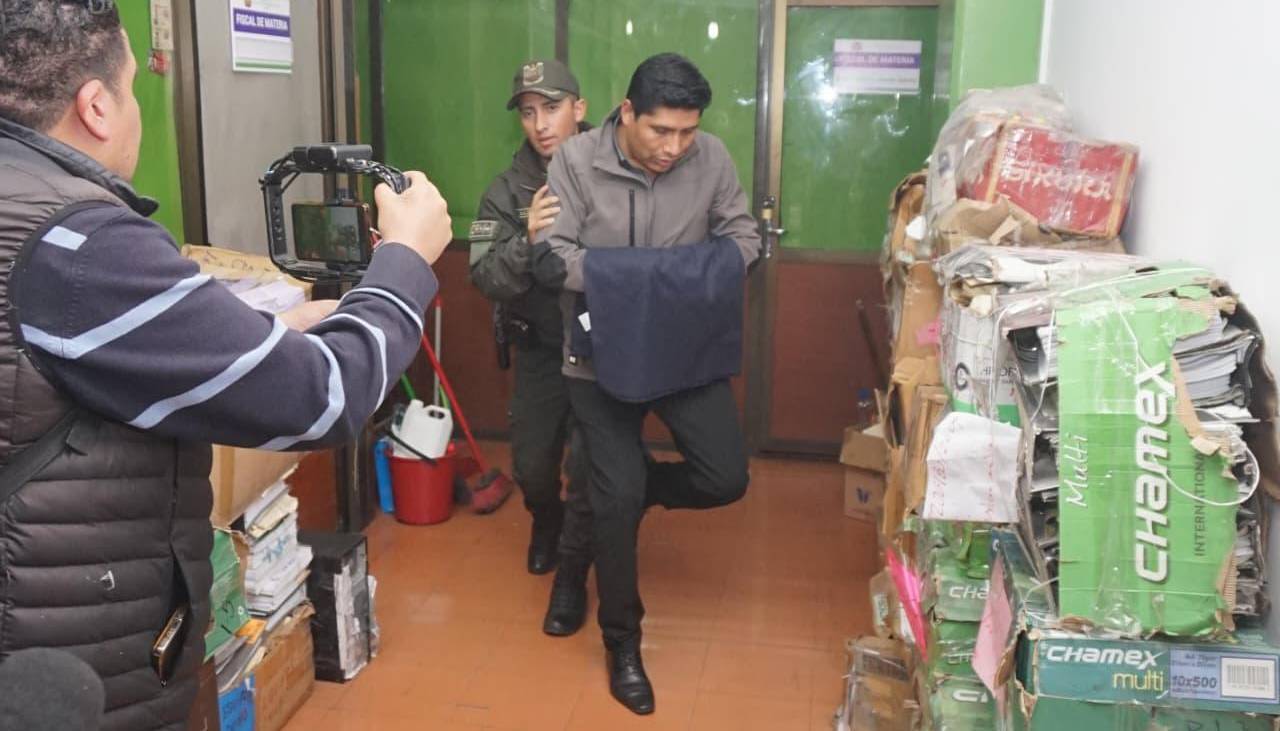 Pasó la noche en celdas a la espera de la cautelar: Flores dice que tiene los descargos para demostrar su inocencia 