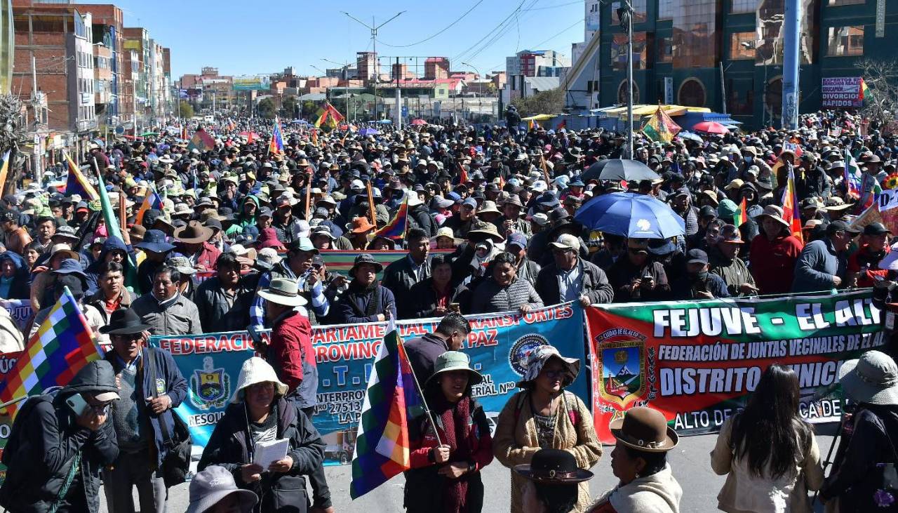 Juntas vecinales de La Paz realizan cabildo en la Ceja de El Alto para definir nuevas medidas de presión contra Paz
