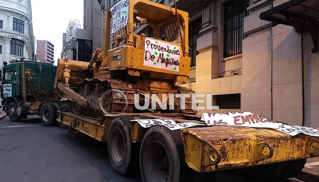 Operadores de maquinaria protestan en la Alcaldía de La Paz para exigir el pago de una “millonaria deuda”