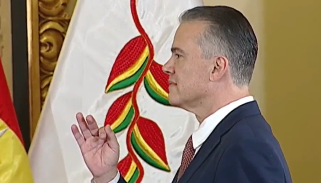 Paz posesiona a Ernesto Justiniano como ministro de Defensa en medio de las movilizaciones 