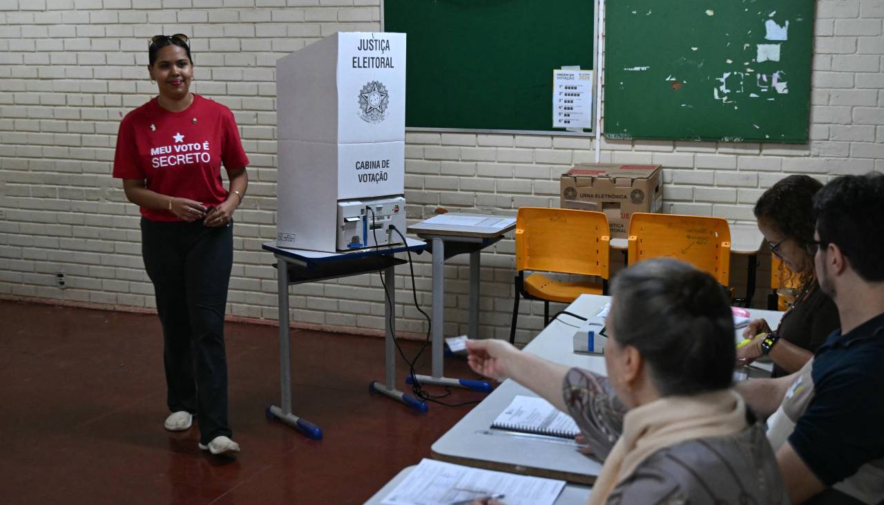 Brasileños empiezan a votar entre Lula y Flávio Bolsonaro en presidenciales