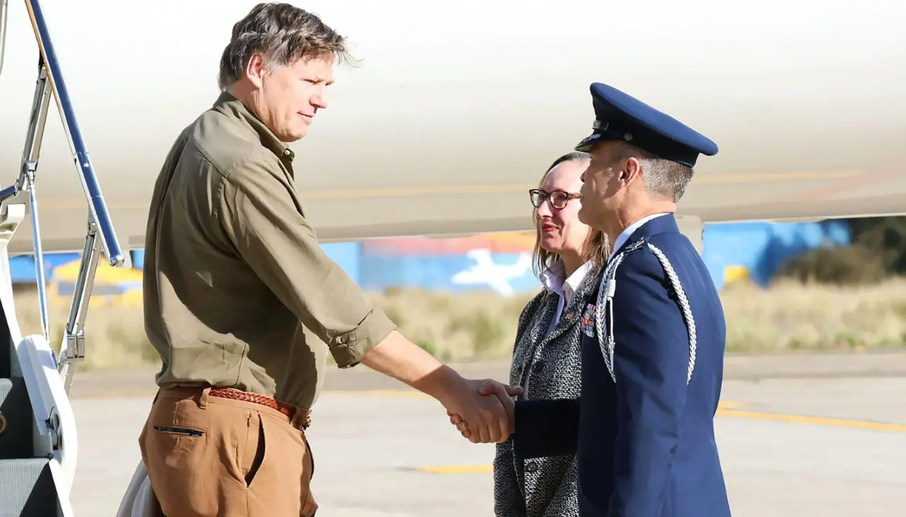Vicecanciller de EEUU llega a Bolivia “para dar paso a una nueva era” en las relaciones con la llegada de Paz al poder