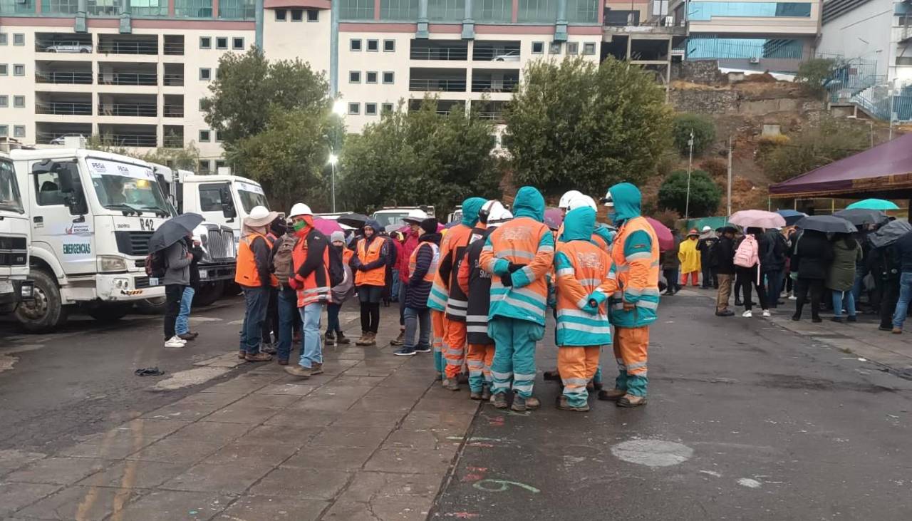 Tercer día del plan Escoba: Los funcionarios vuelven a retirar la basura de las calles de La Paz y el riesgo para la salud crece 