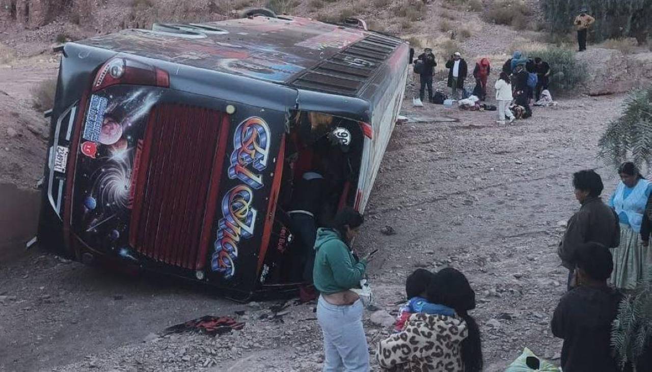 Un bus con pasajeros vuelca en una quebrada de Tupiza y deja heridos 