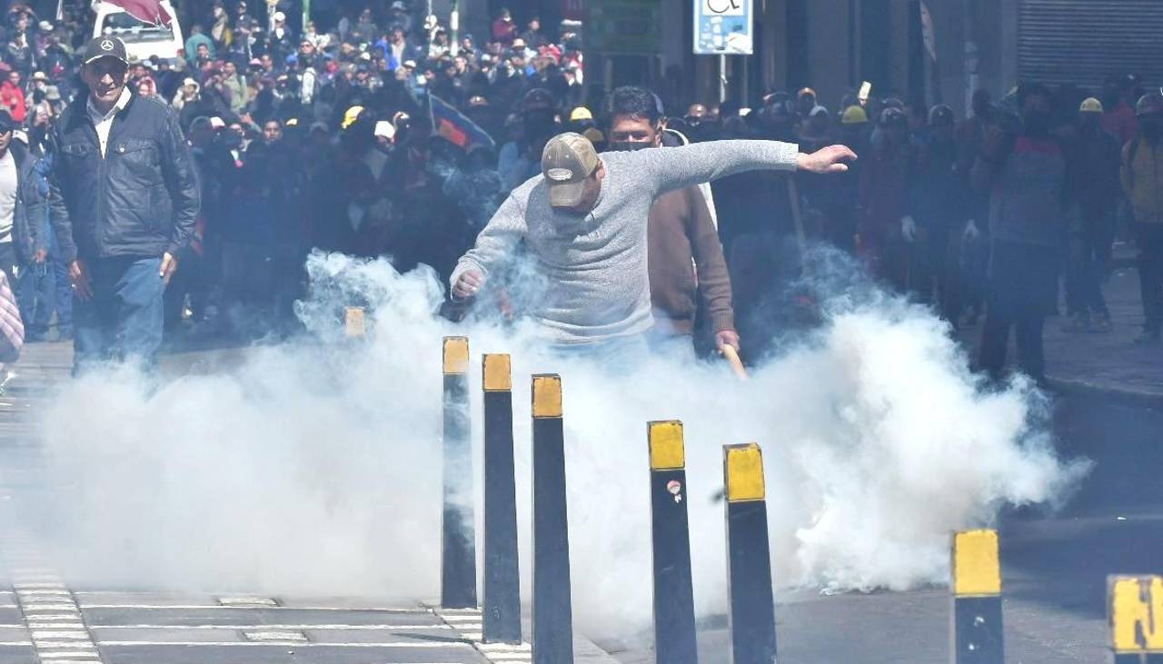 Fabriles y afiliados a la COB se enfrentan con la Policía cerca de la plaza Murillo; hay un herido en medio de gasificación